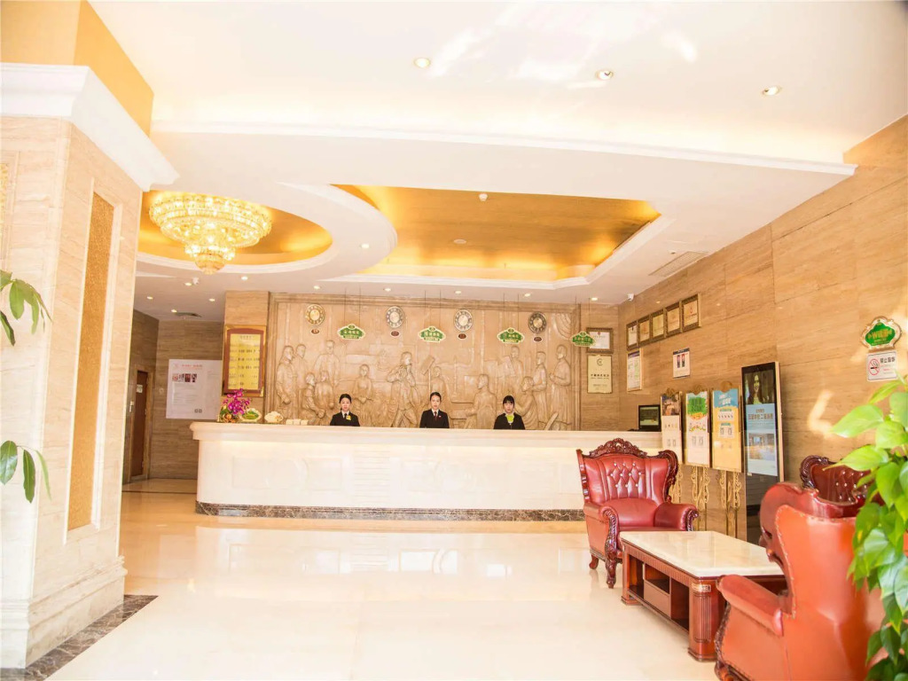 Vienna Hotel Shenzhen Pinghu Center Metro Station