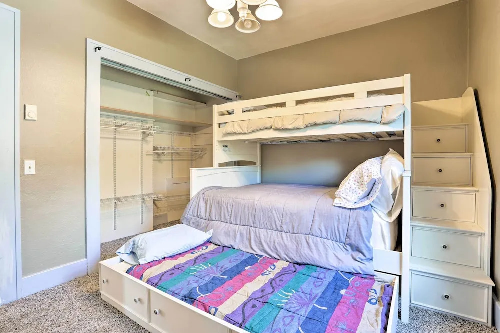 Walk to Downtown: Custer Retreat w/ Fire Pit!