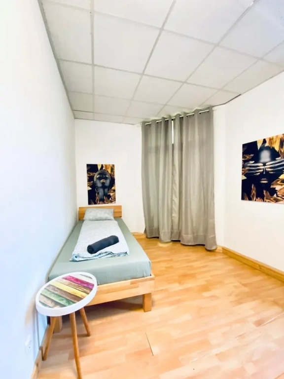 Stylish Shared 3-Bedroom Stay Near City