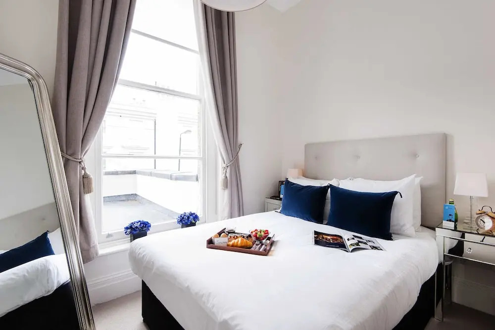 The Bright Airlie Gardens Apartment - DMG