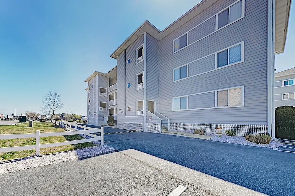 Walk To Beach! Bayfront End Unit W/ Pool & Patio 2 Bedroom Condo