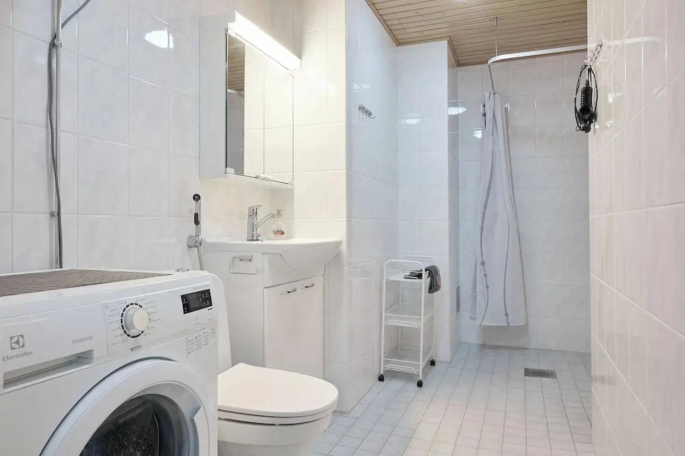 Bright 1BR Apt with Sauna & Balcony