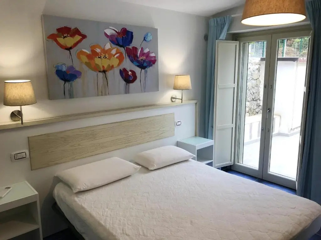 2 bedrooms house at Maratea 50 m away from the beach with sea view enclosed garden and wifi
