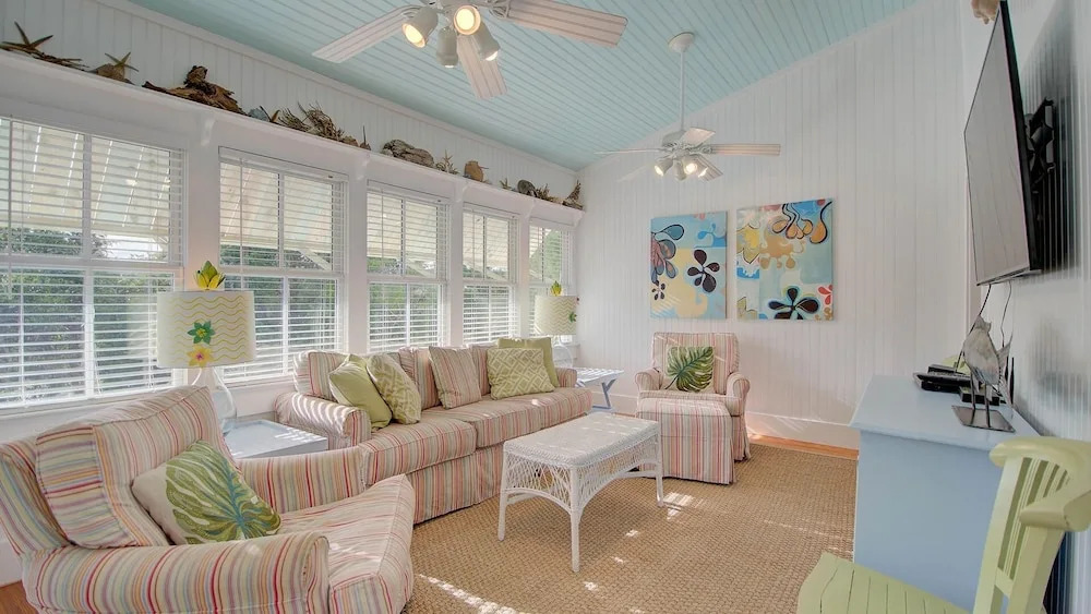 118 Kitchens Beach 9 Br home by RedAwning