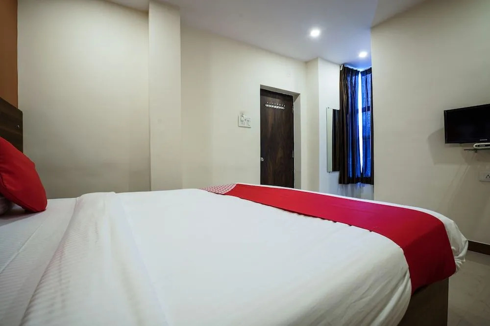 Oyo 18652 Hotel Golden Shah