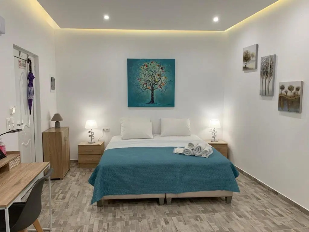 Santorini studio for 2 person in Athens near sea& center