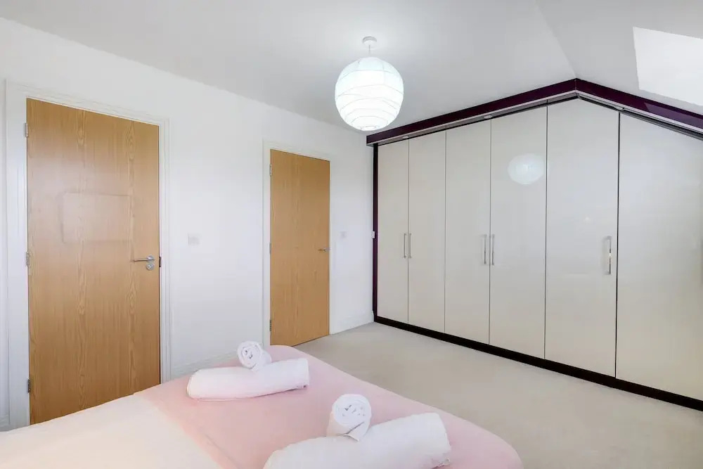 Foxherne 6 Bed & 3 Bath Serviced Hse -20