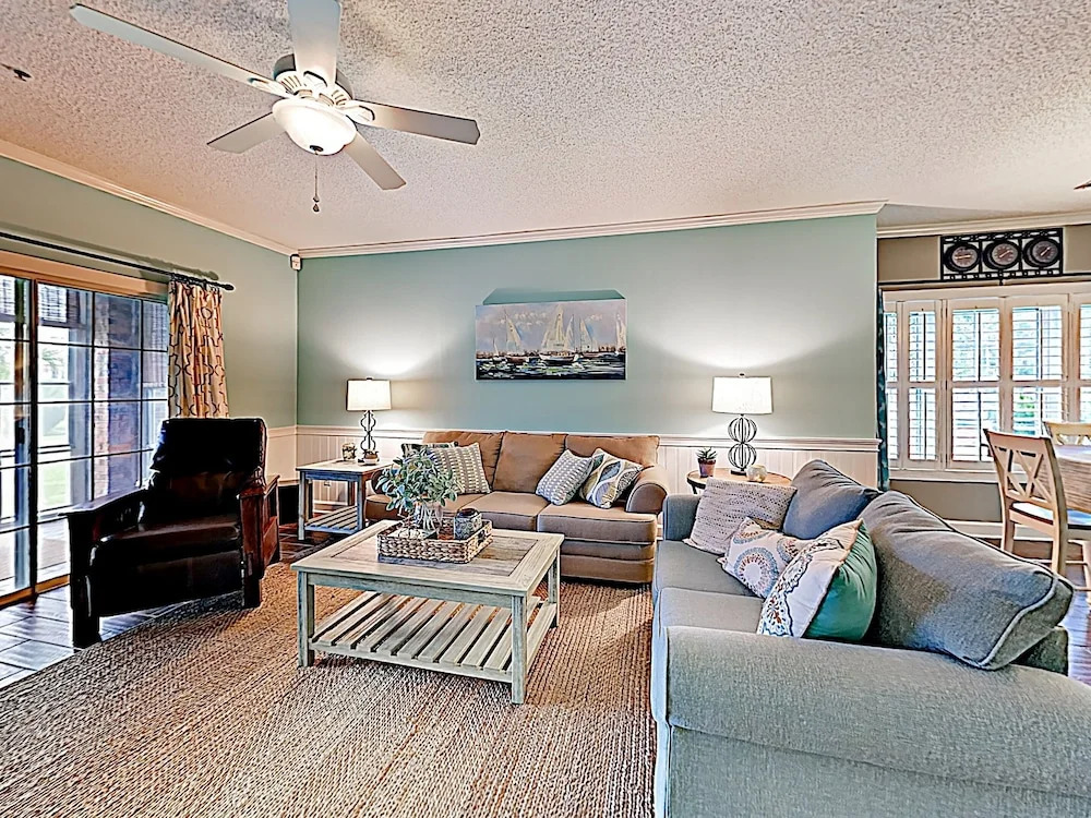 New Listing! Pristine Condo W/ Pool & Patio Condo