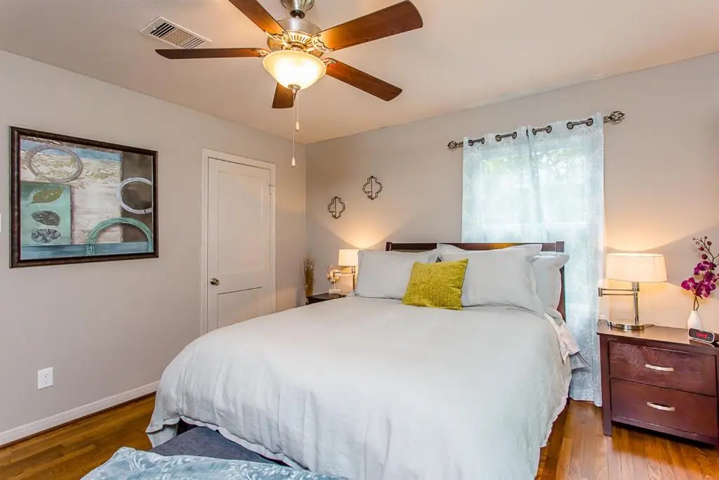 The Blue Door Bungalow - Luxury Home Downtown Houston