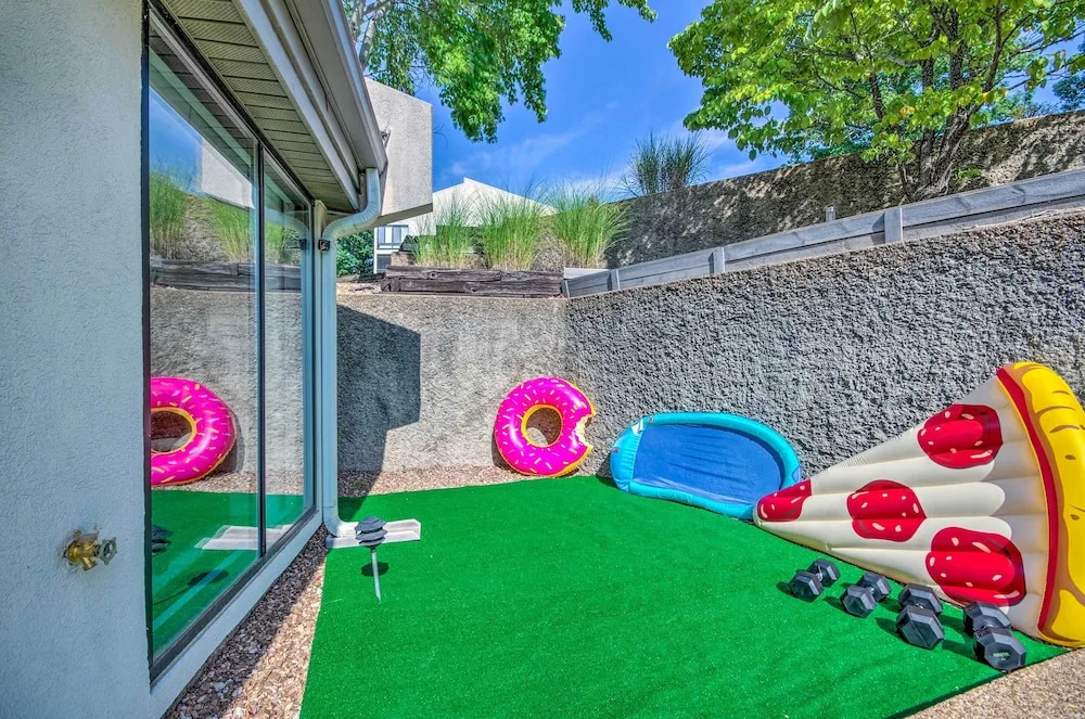 1 Mi to Lake of the Ozarks: Condo w/ Pool Access