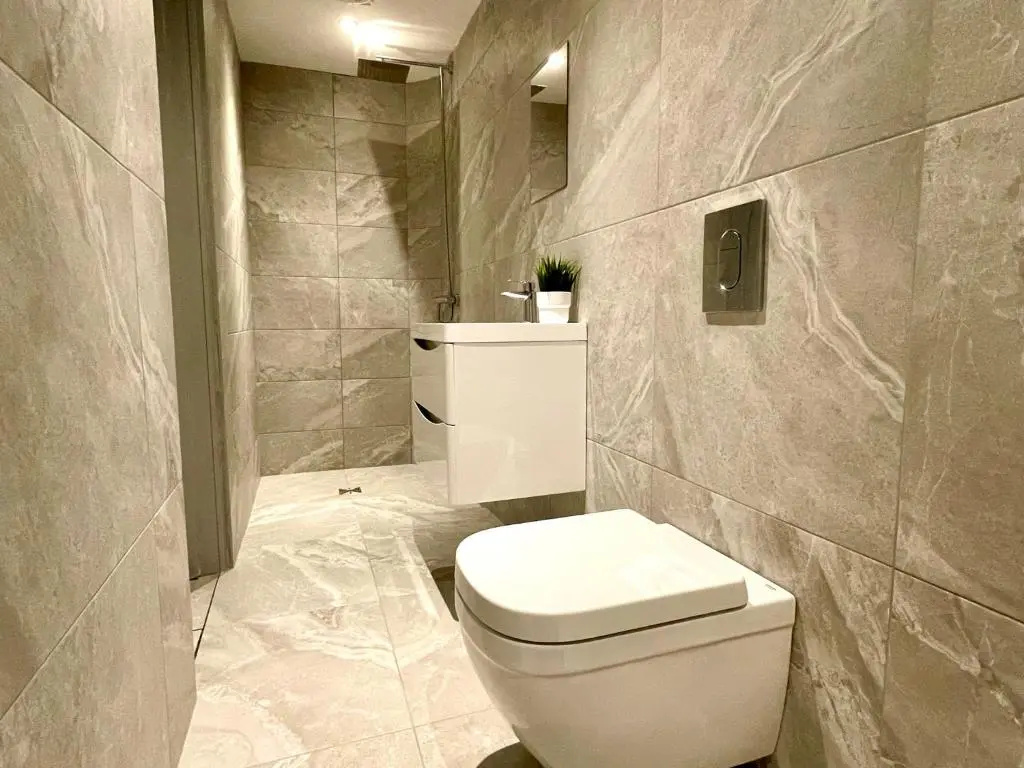 Stunning & Stylish 2 Bedroom Apartment! - 5 Minute Walk to the Best Beach! - Great Location - FREE Parking - Netflix - Fast WiFi - Smart TV - Newly decorated - sleeps up to 4! Close to Bournemouth & Poole Town Centre & Sandbanks