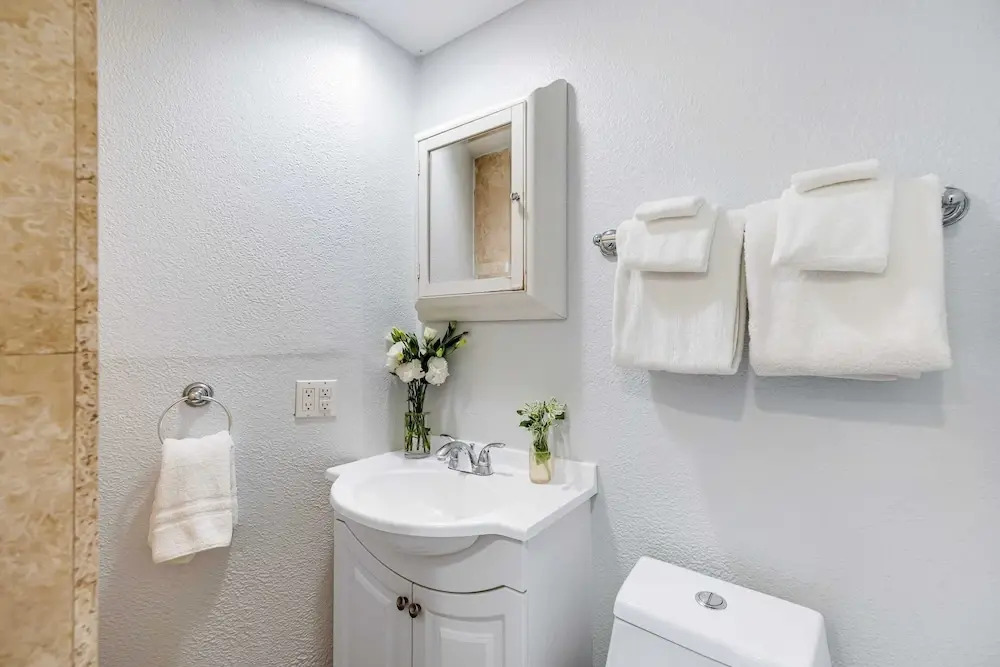 Sandy and Shelly by Avantstay Sleeps 18 Near Beach, Shops & Eateries Ocean Views + Patio