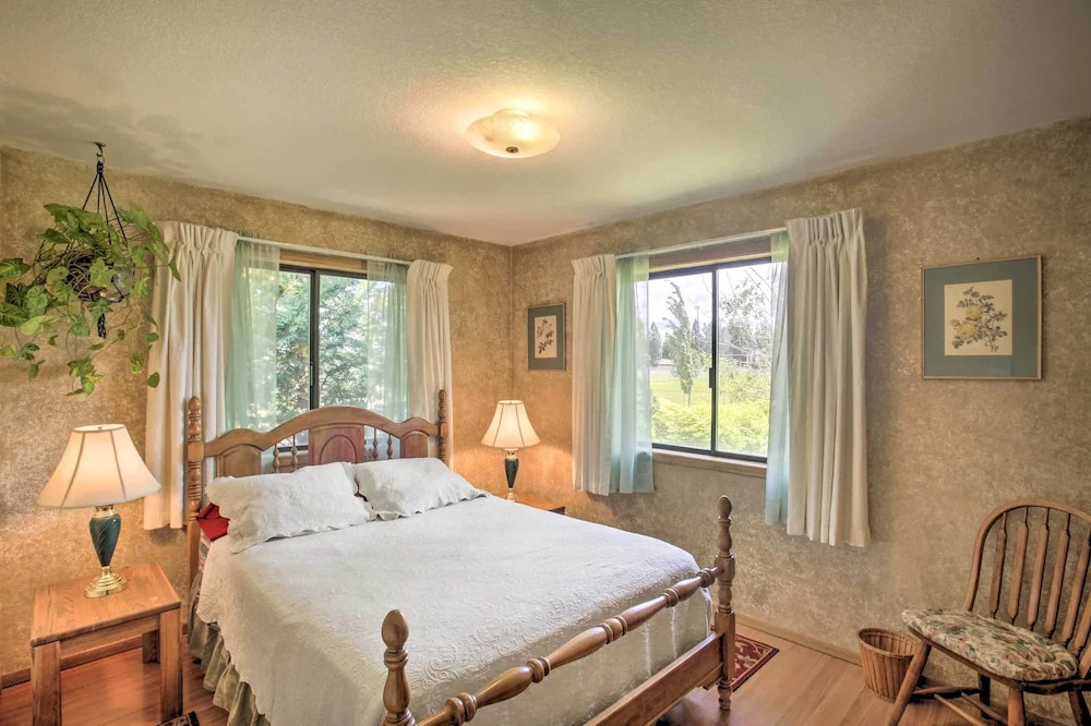 Sunny Home w/ Patio < 10 Mi to Lake Coeur D'alene