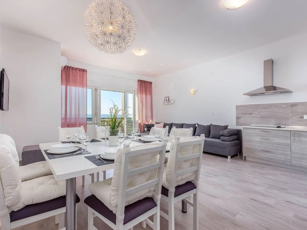 Gorgeous Home With Swimming Pool, Hot Tub & Sea View