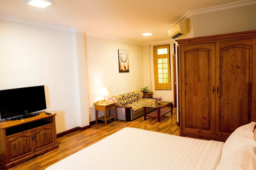 Dlux Saigon