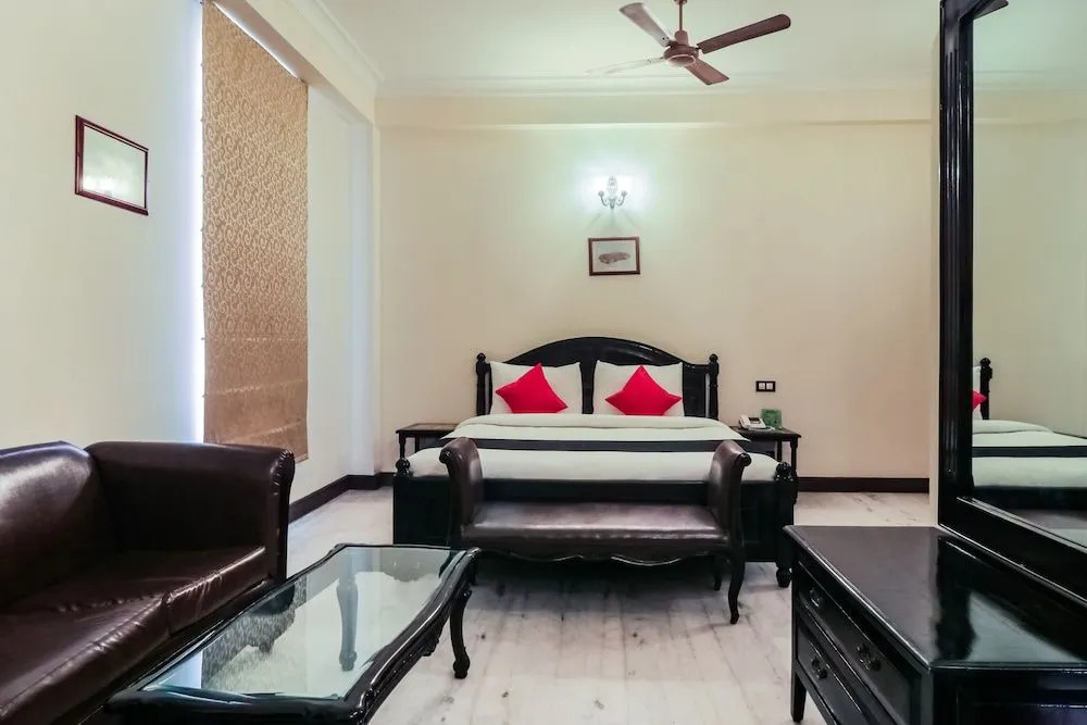 Capital O 353 Hotel Four Boutique