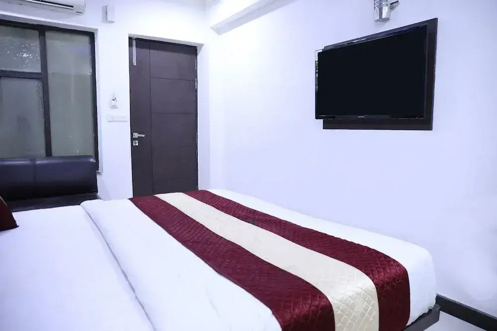 OYO 14867 Hotel Aashadeep