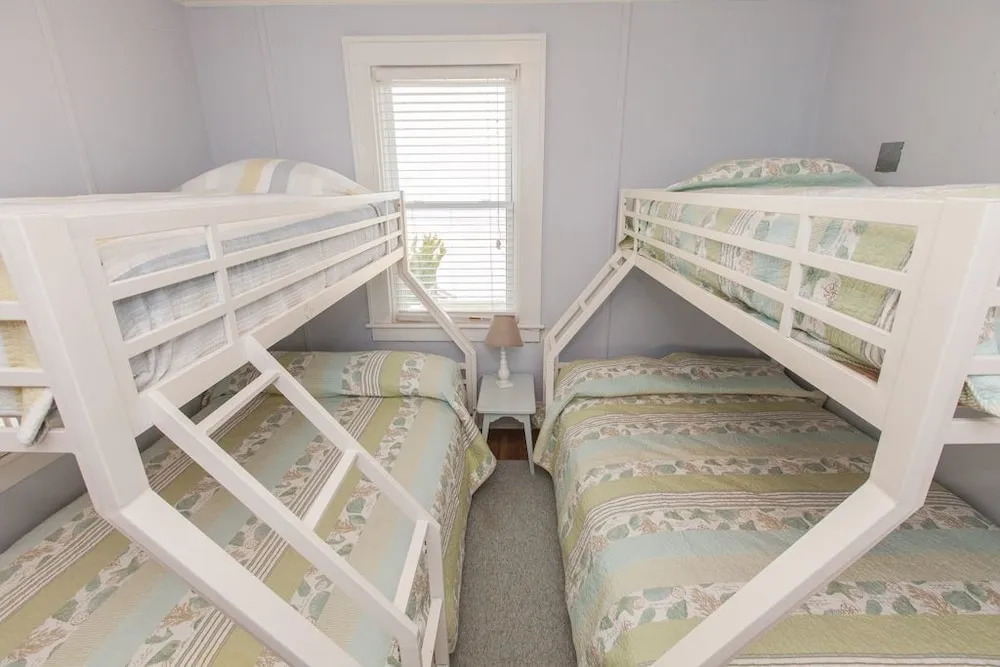 Shoreline Cottage 4 Bedrooms 2 Bathrooms Cottage