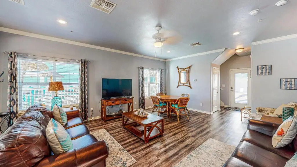 MC16 Multi-Level Condo, Shared Pool & Hot Tub, Close to Beach