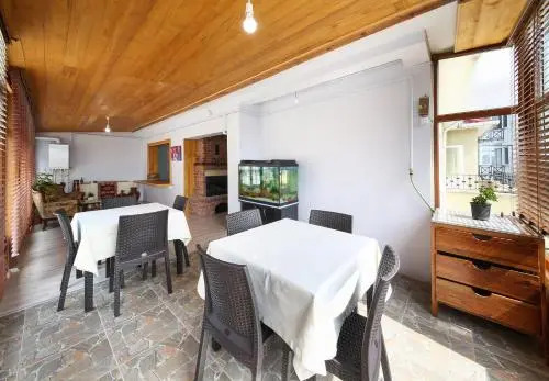 Adali Hostel Pansi̇yon