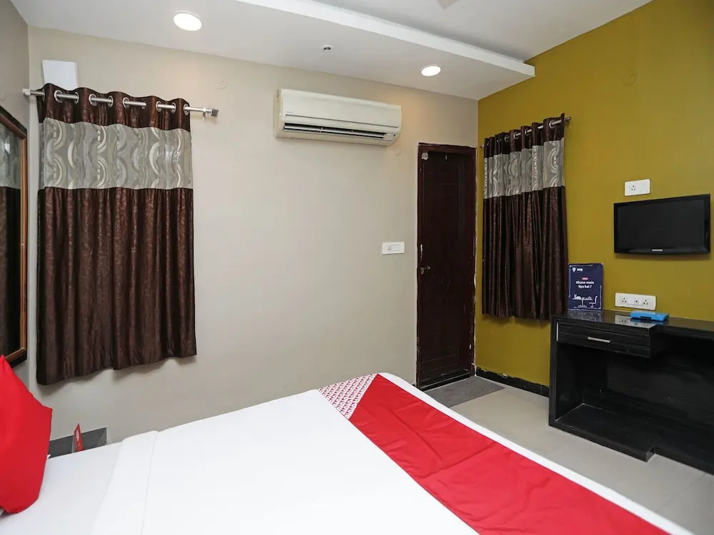OYO 13392 Hotel Neeraj
