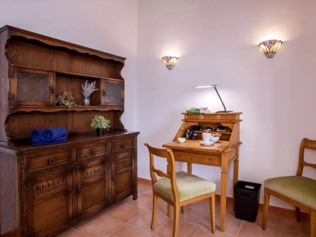 House Ruisenor Falcone