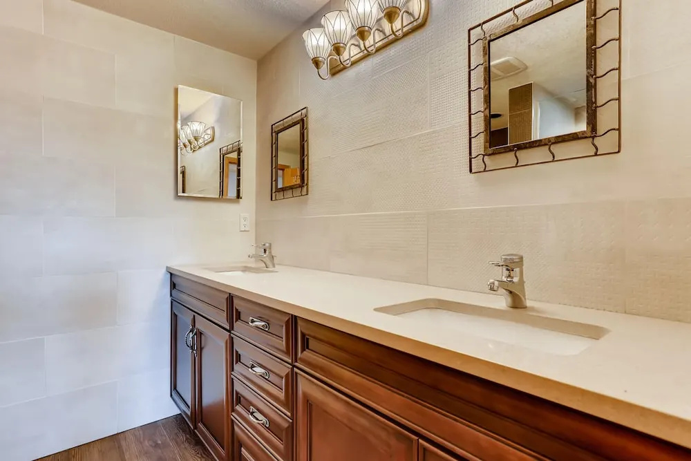 122 Kings Court by Book by Owner