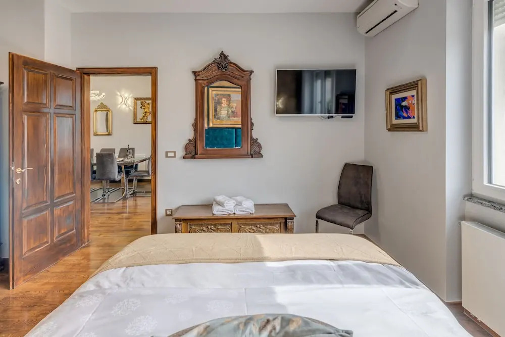 Grand Square Suite - Tale Of The City