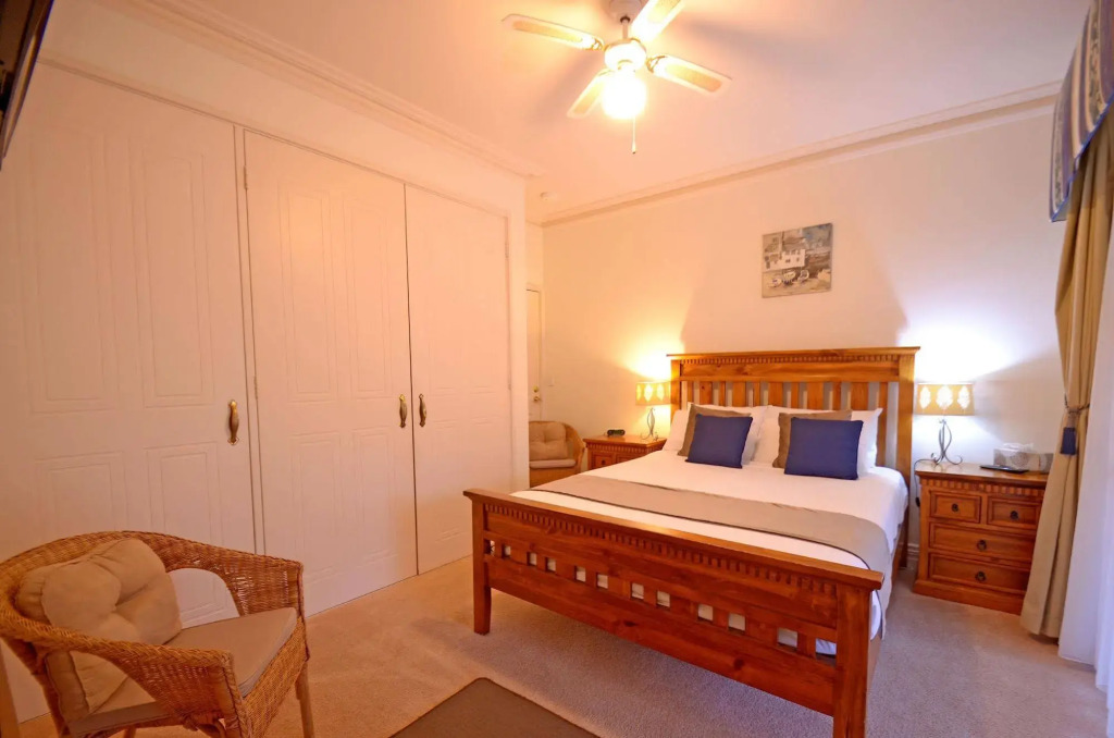 Inn The Tuarts Guest Lodge