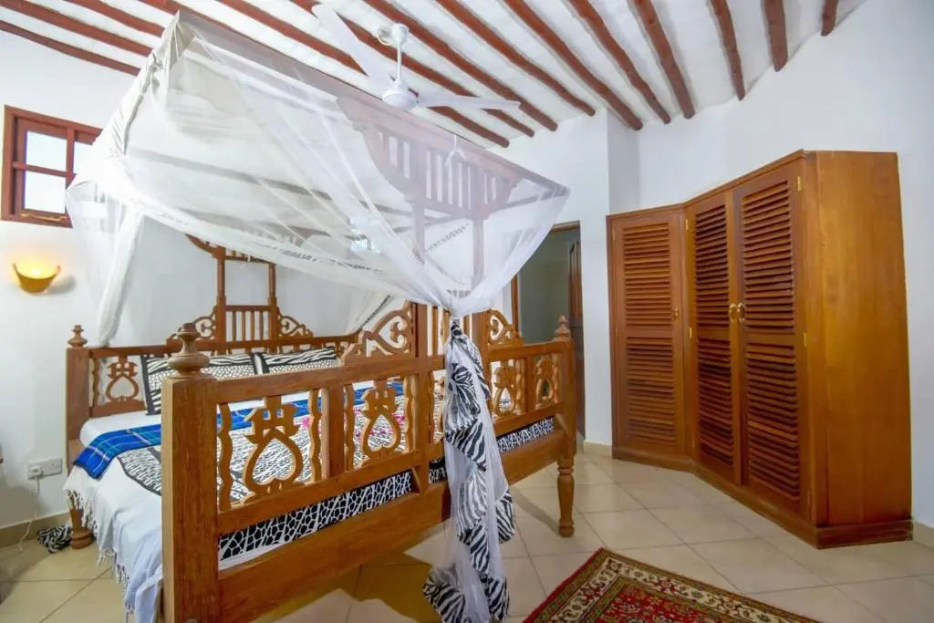 Secure Villa PundaMilia Sleeps 6 with Private Pool