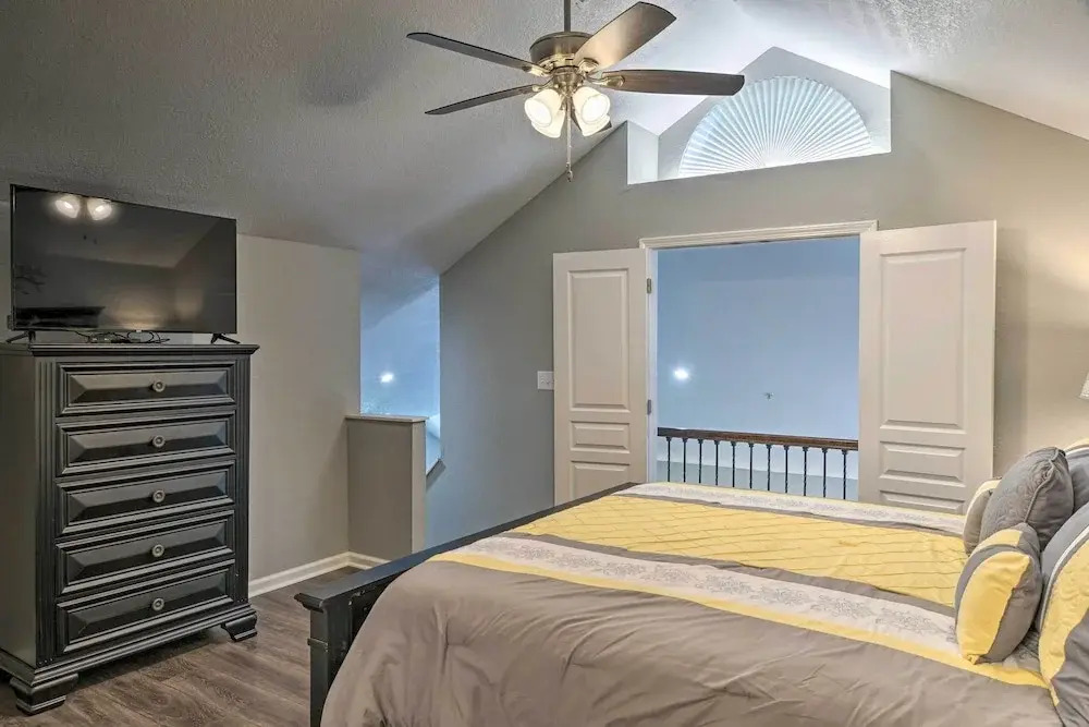 Unwind Fireside! Condo 4 Mi to Branson Strip