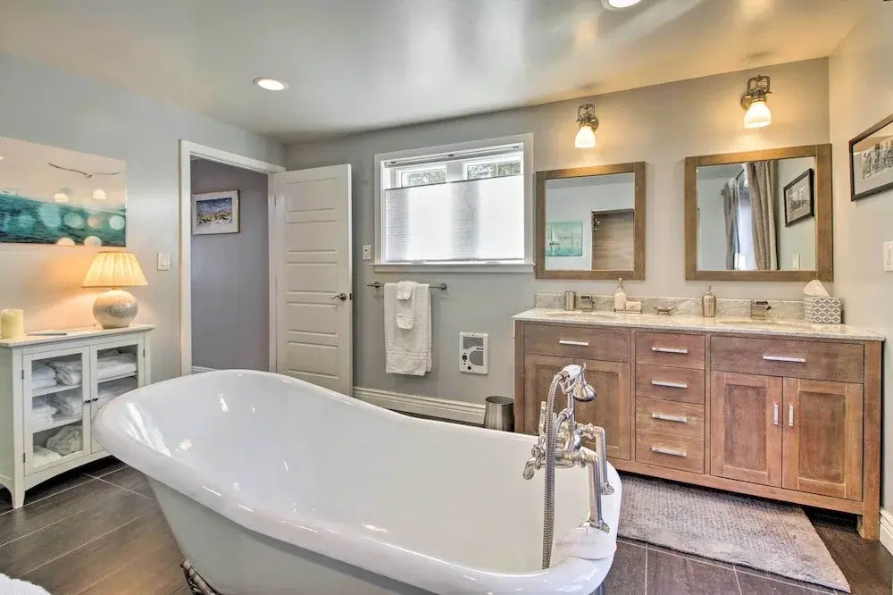 Walk to Keller Beach: Waterfront Studio w/ Hot Tub