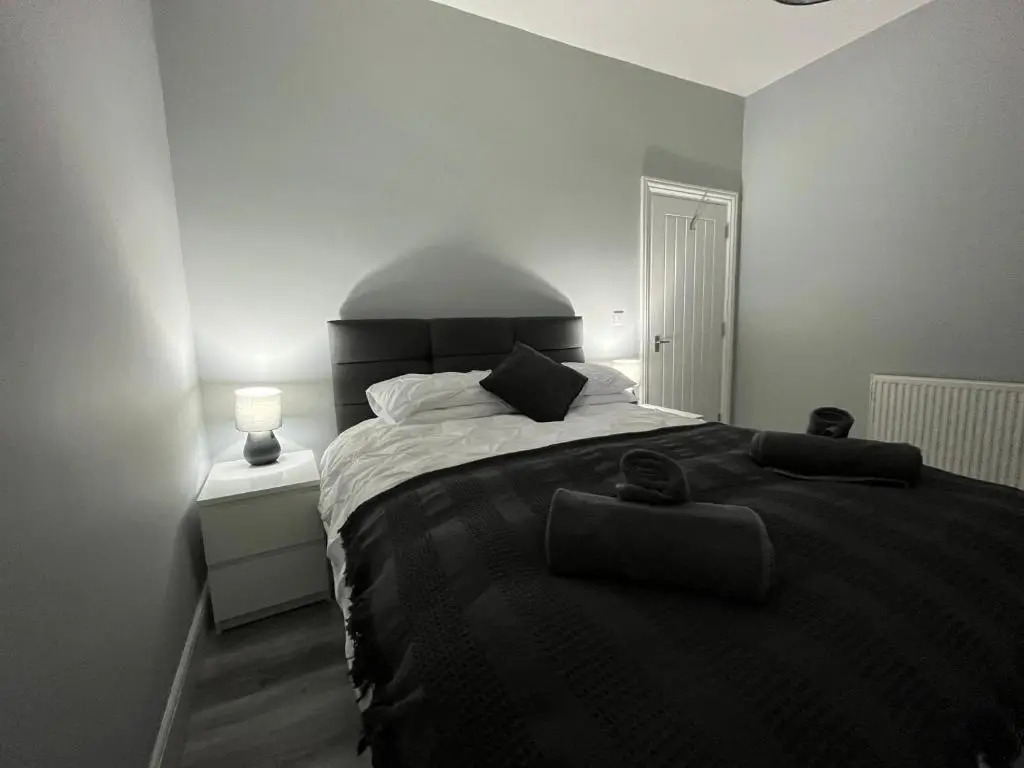 Entire spacious 4 bedroom apartment in Bournemouth