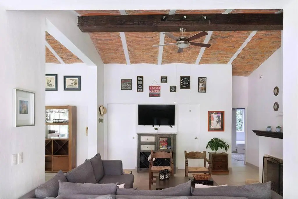 Welcome to Villa Cristy 3-BR 3 5-WC in the La Floresta area