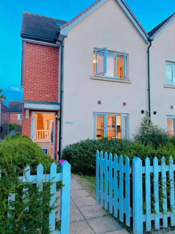 Superb 3-bed House With Parking Garden in London