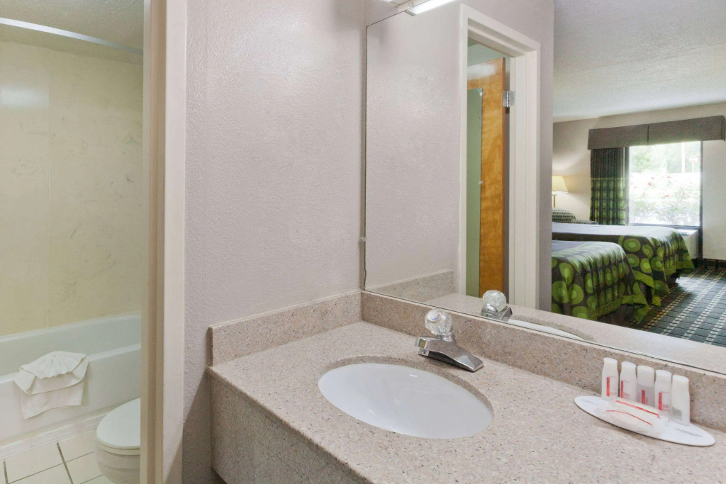 Super 8 by Wyndham Knoxville West/Farragut