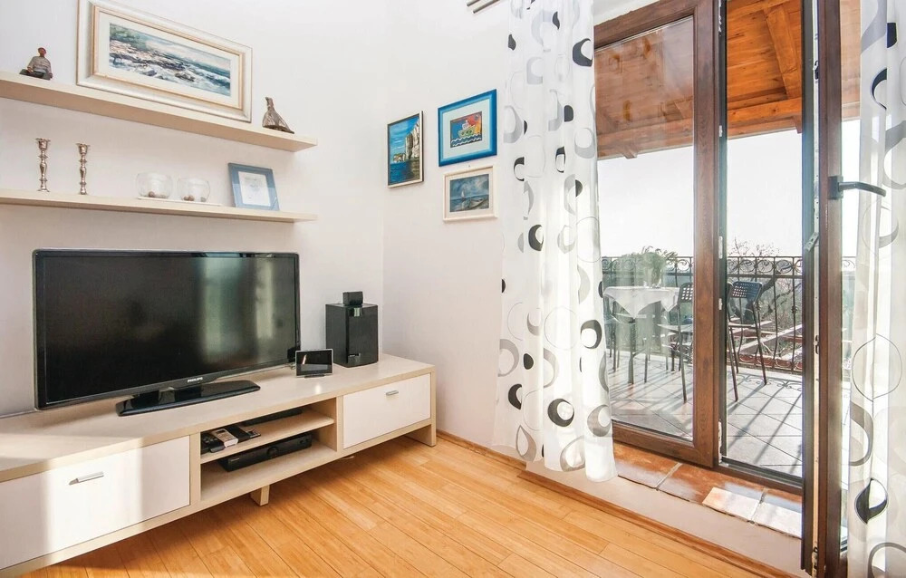 Amazing Home in Brodarica With Wifi and 3 Bedrooms