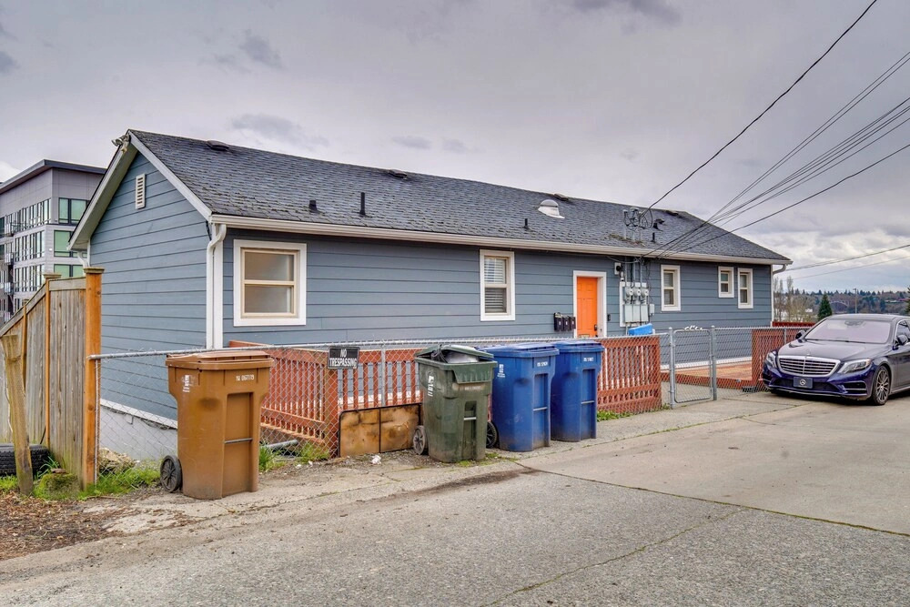 Easy Access to Dtwn Tacoma! Stylish Couples Condo