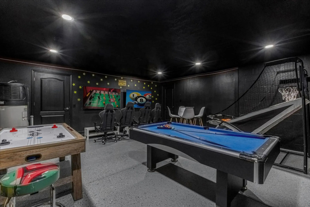 Upstay - 23-guest Mansion w Pool Game Room and BBQ