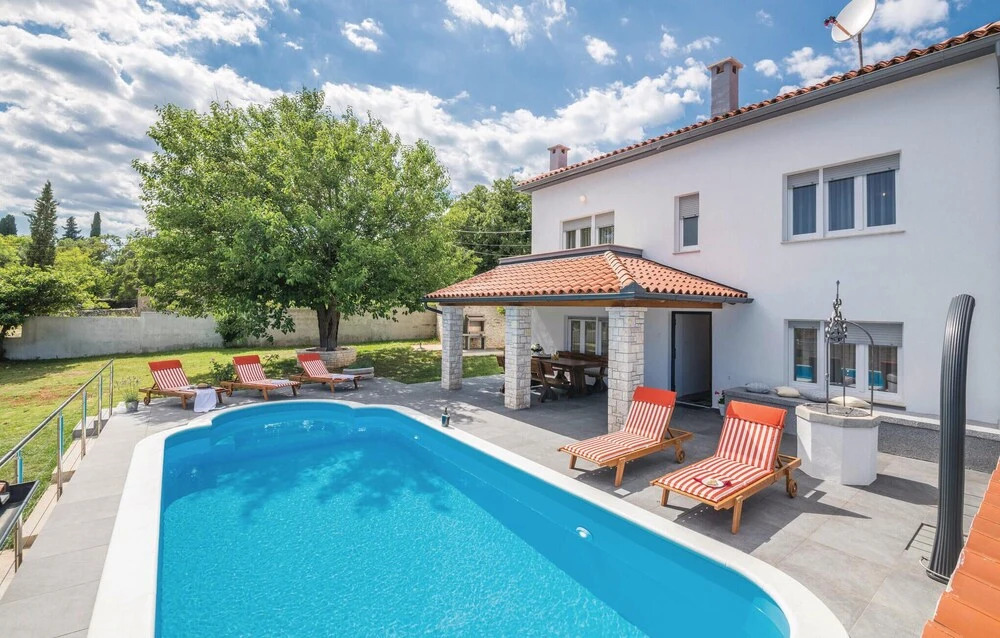 Stunning Home In Manjadvorci