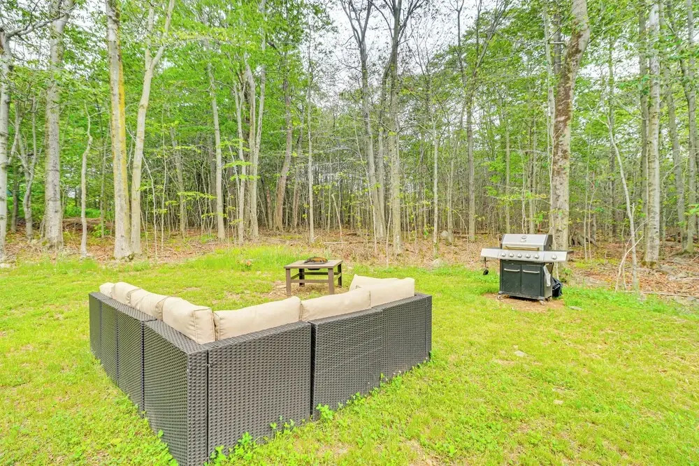 5 Mi to Lake: Modern Tobyhanna Retreat!