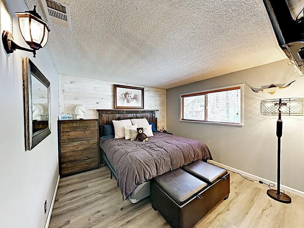 New Listing! Foxy Bear - Relaxing Woodsy 2 Bedroom Cabin