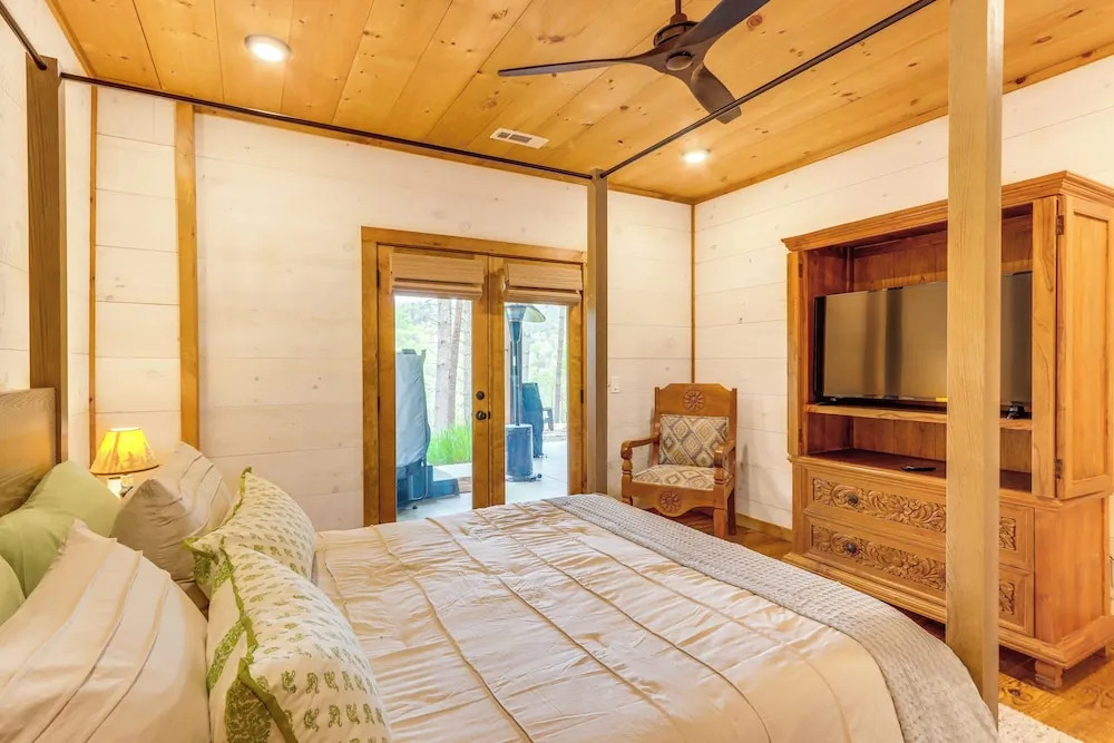Blue Ridge Cabin w/ Hot Tub, Deck & Mountain Views