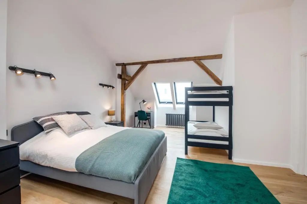 Big Design Apt - Sleeps 12 - Best Location