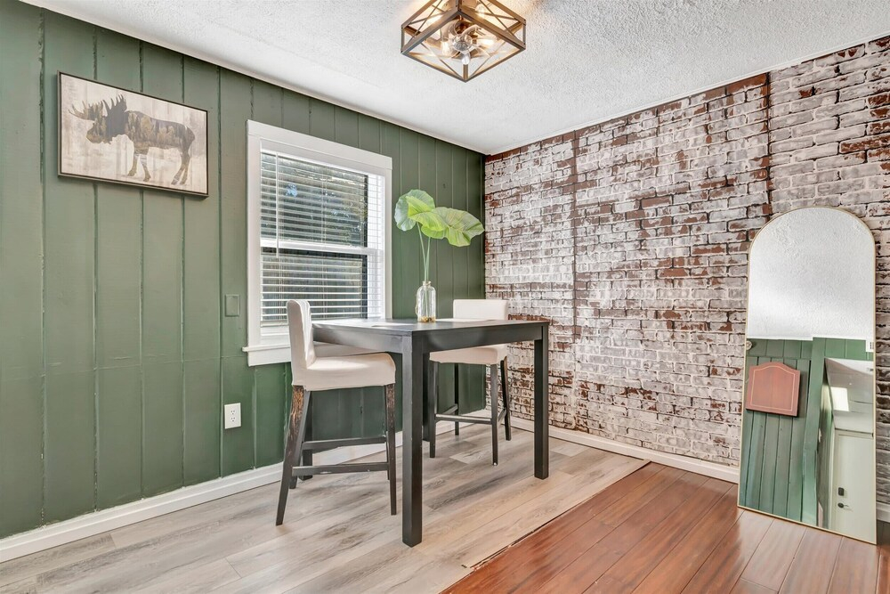 Swann Ave House 4B 3B Sleeps 10 Near Hyde Park