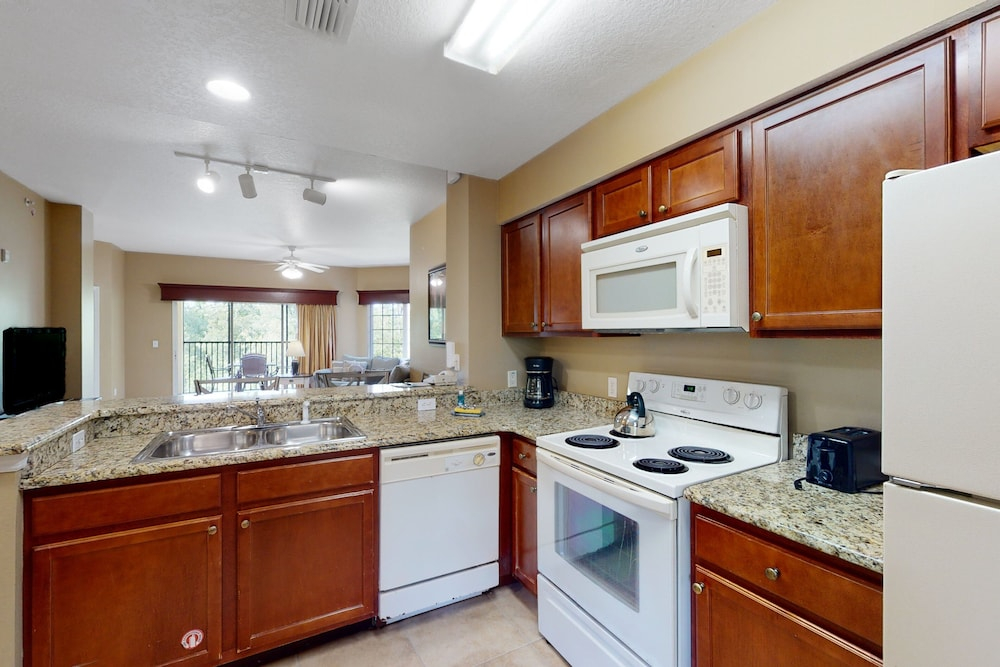 Inviting 4th-floor Condo With Elevator, Screened Balcony, Washer/dryer & AC