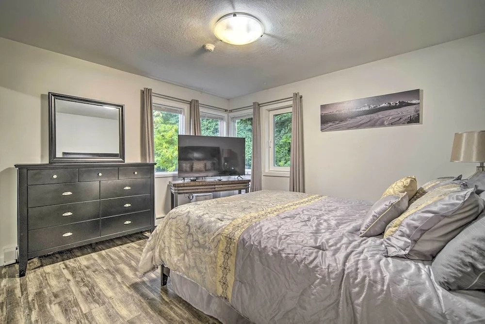 Walk to Downtown & Coast Trail: Condo in Anchorage