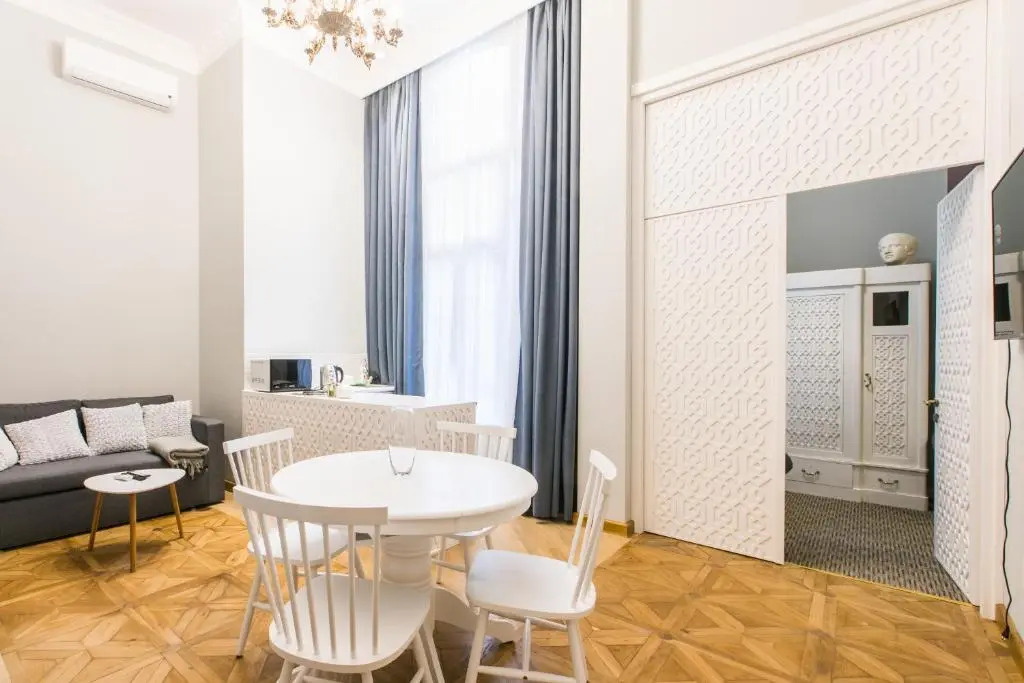 KuXoS Apartment On Machabeli Street