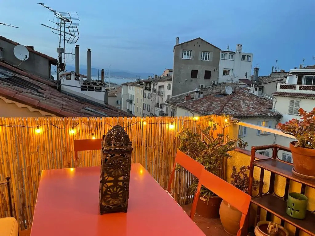 06M - Vieil Antibes beau duplex avec terrasse vue mer
