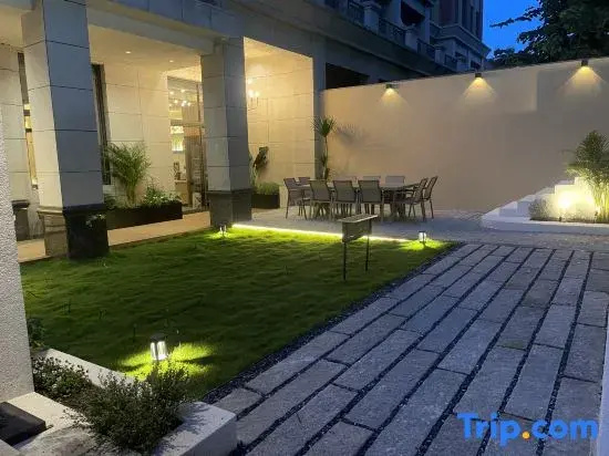Wind & Water Nautical Club | Poolside Holiday Villa (Golden Coast Luojia Temple Branch)